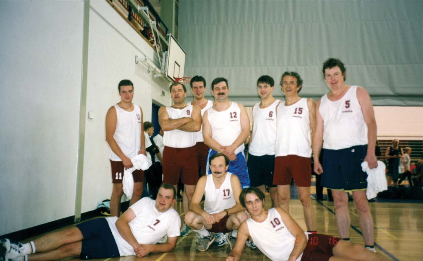 Ar kolēģiem – sportiskā atpūtā. Bērnu Klīniskas universitātes slimnīcas basketbola komanda 2000. gadā Ventspilī