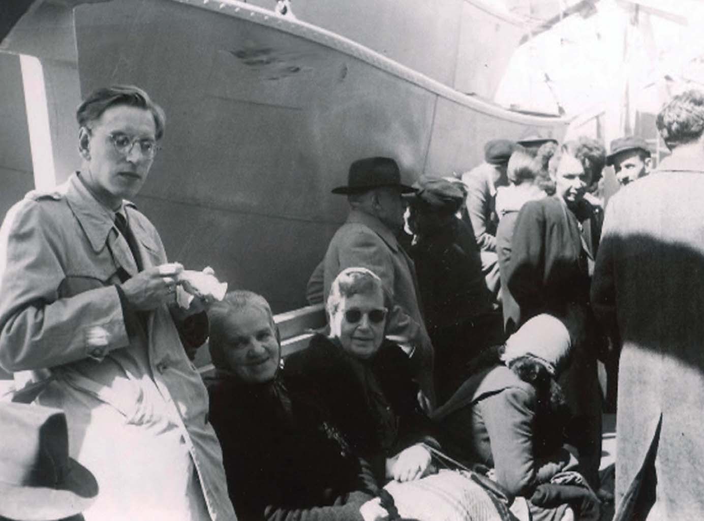 1951. gadā J. Mangulis ar sievu Ilgu un māti Irmu šķērsoja Atlantijas okeānu ar kuģi Sturgis un apmetās uz dzīvi ASV Nebraskā