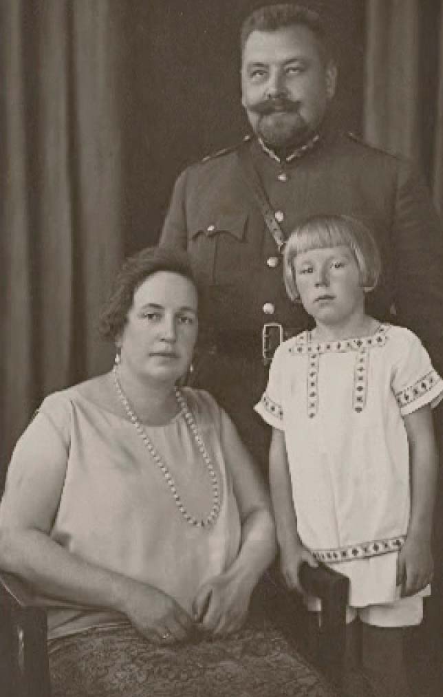 Ar vecākiem: māti Irmu un tēvu Gustavu Manguli, Latvijas armijas pulkvedi