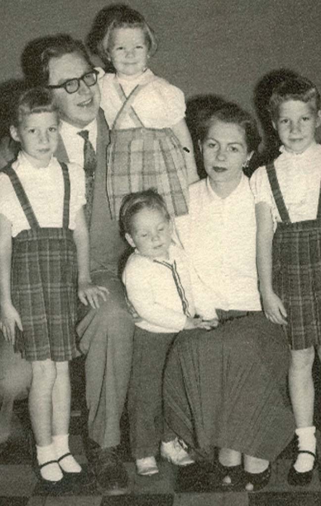 Ar pirmo sievu Ilgu un bērniem: dvīņu māsām Astru un Andru, Anitu un dēlu Georgu