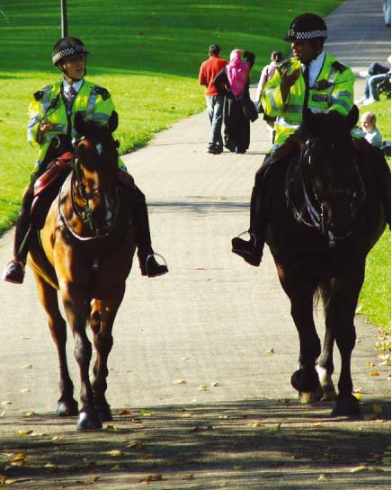 “Britu tipiskie policisti zirgos, kas ir gandrīz jebkurā pilsētā, ne tikai Londonā. Ja viņi ir piestājuši, zirdziņus var arī paglaudīt”