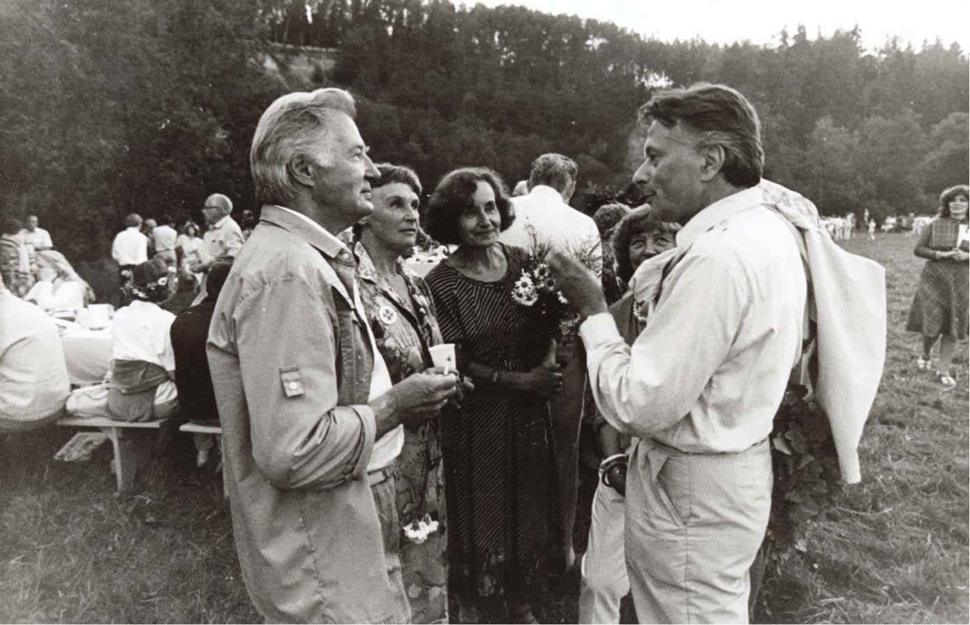 1. Pasaules latviešu ārstu kongresā 1989. gadā, svinot Jāņus pie Zvārtas ieža – Harijs Liepiņš, Ilmārs Lazovskis, Mudīte Šneidere, Edīte Lazovska