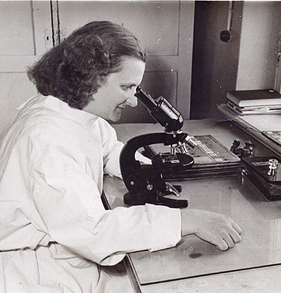 Laboratorijā pie mikroskopa, 1958. gads