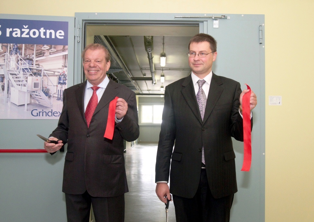 AS Grindeks padomes priekšsēdētājs Kirovs Lipmans un LR Ministru prezidents Valdis Dombrovskis atklāj UDHS ražotni