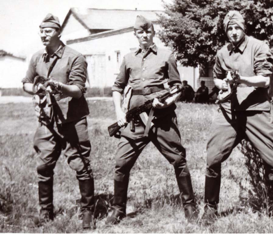 Brašie puiši armijā. A. Baurovskis vidū, pa kreisi dr. Ozols, pa labi – dr. D. Jakovels