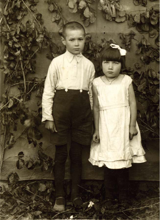 Ar māsu Zinaīdu 1936. gadā