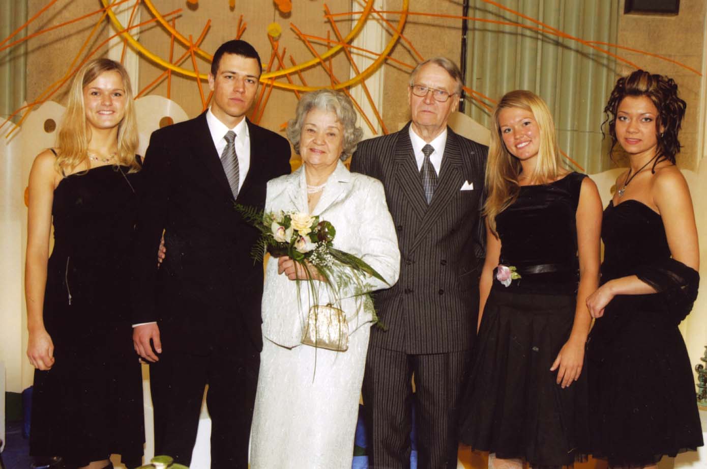“Mana lielākā bagātība – mani cilvēki. Te manu vecāku zelta kāzu foto ar mazbērniem – maniem un māsas bērniem”