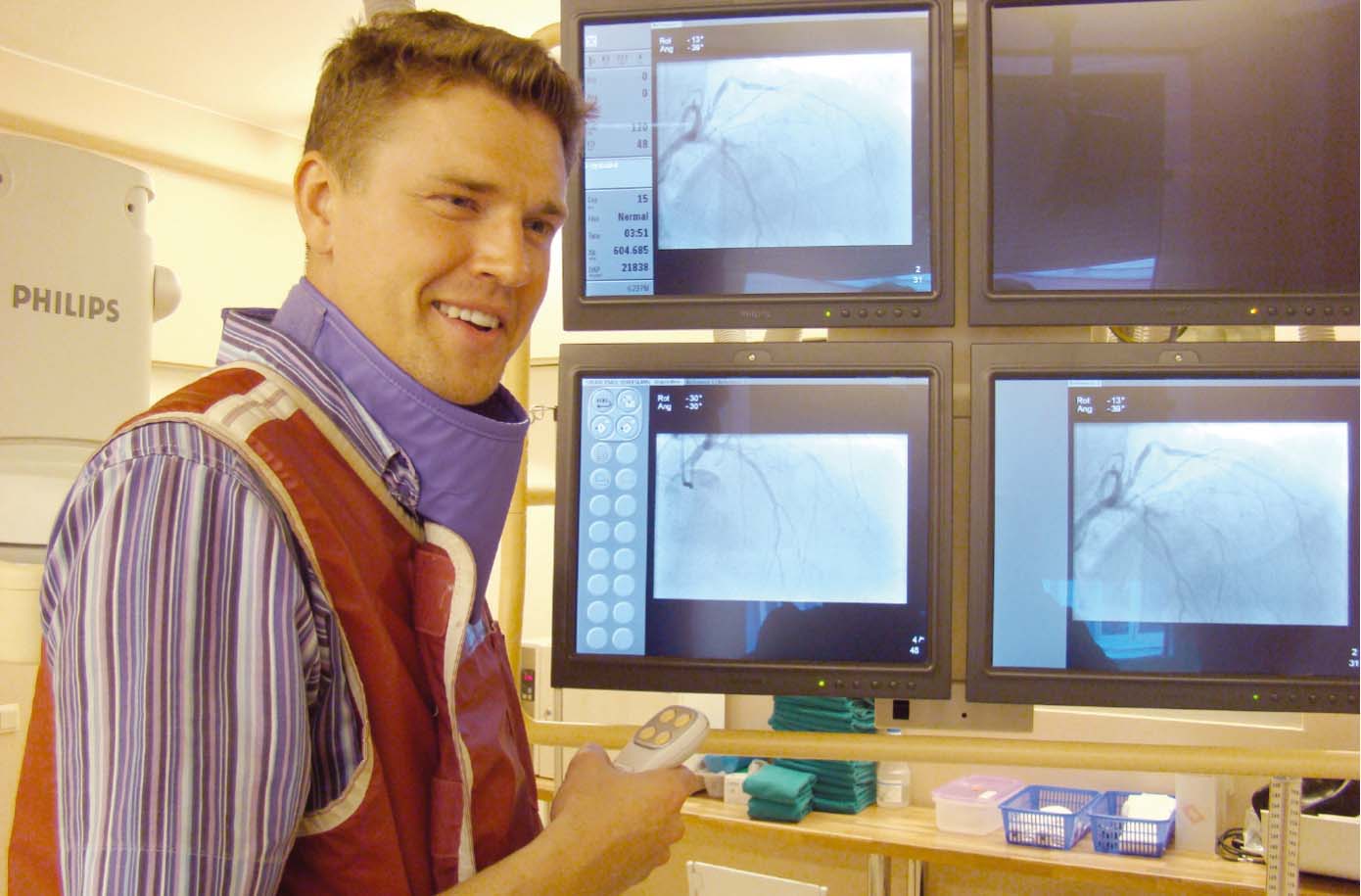 Dr. Gāliņš Liepājas Sirds kateterizācijas laboratorijā. “Izmantoto materiālu un tehnoloģiju ziņā Liepājā viss ir tāpat kā Eindhovenā. Tāds pats Philips aparāts ir pat Liepājā”