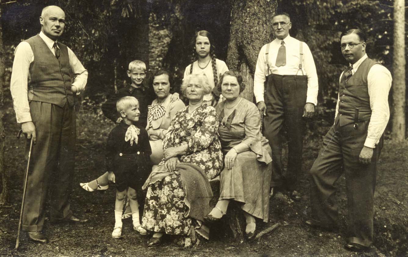 “Ar vecākiem, vecmāmiņu, brāli un māsu. Inčukalnā, 1934. gadā. Es – mazākais no klātesošiem”