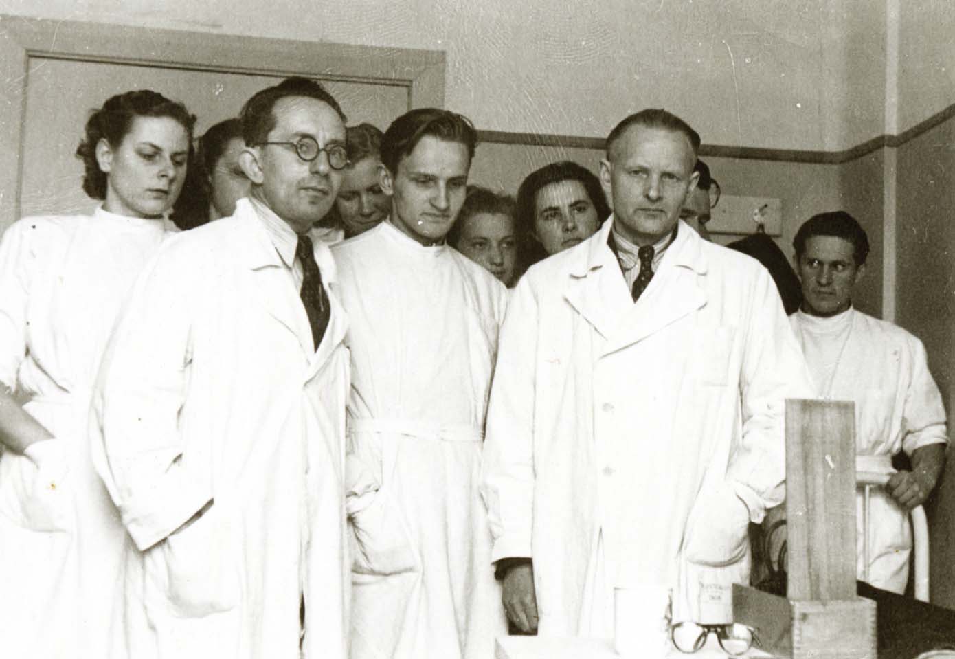 Studijas Rīgas medicīnas institūtā, 1963. gads. “Es vidū starp (no kreisās) doc. E. Kalniņu un prof.  Z. Čerfasu”