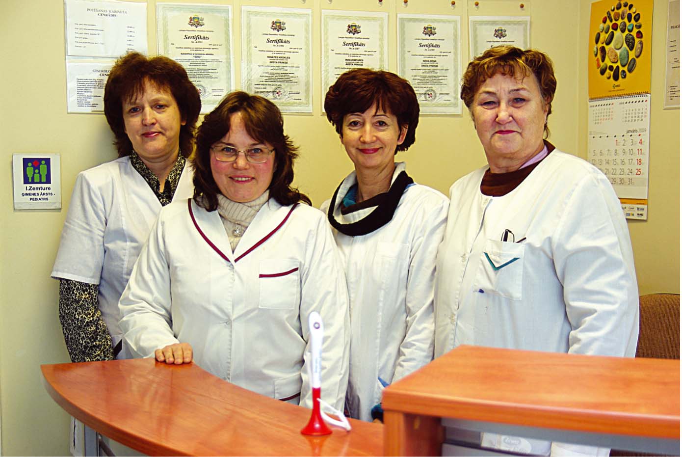 Ar doktorāta Bini māsiņām. No kreisās Sarmīte Vaikevica, Ina Zemture, Inta Kukīte un Olita Reimane