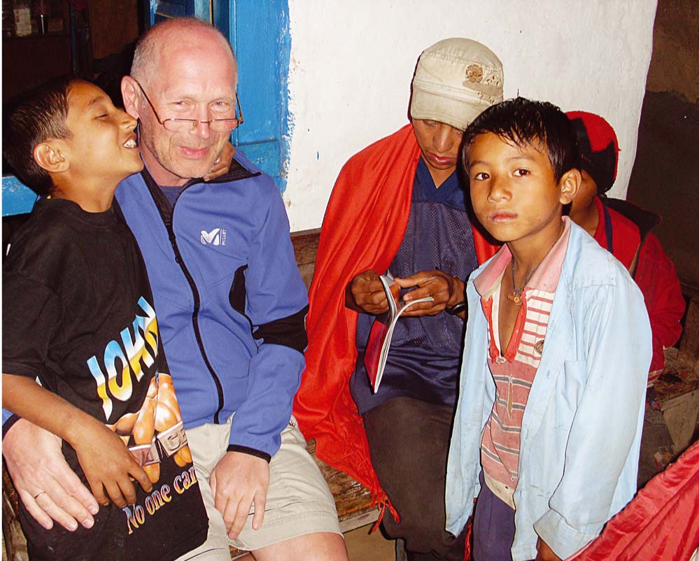 Nepāla, 2008. gads. Vietējie tuvāk iepazīstas ar bālģīmi