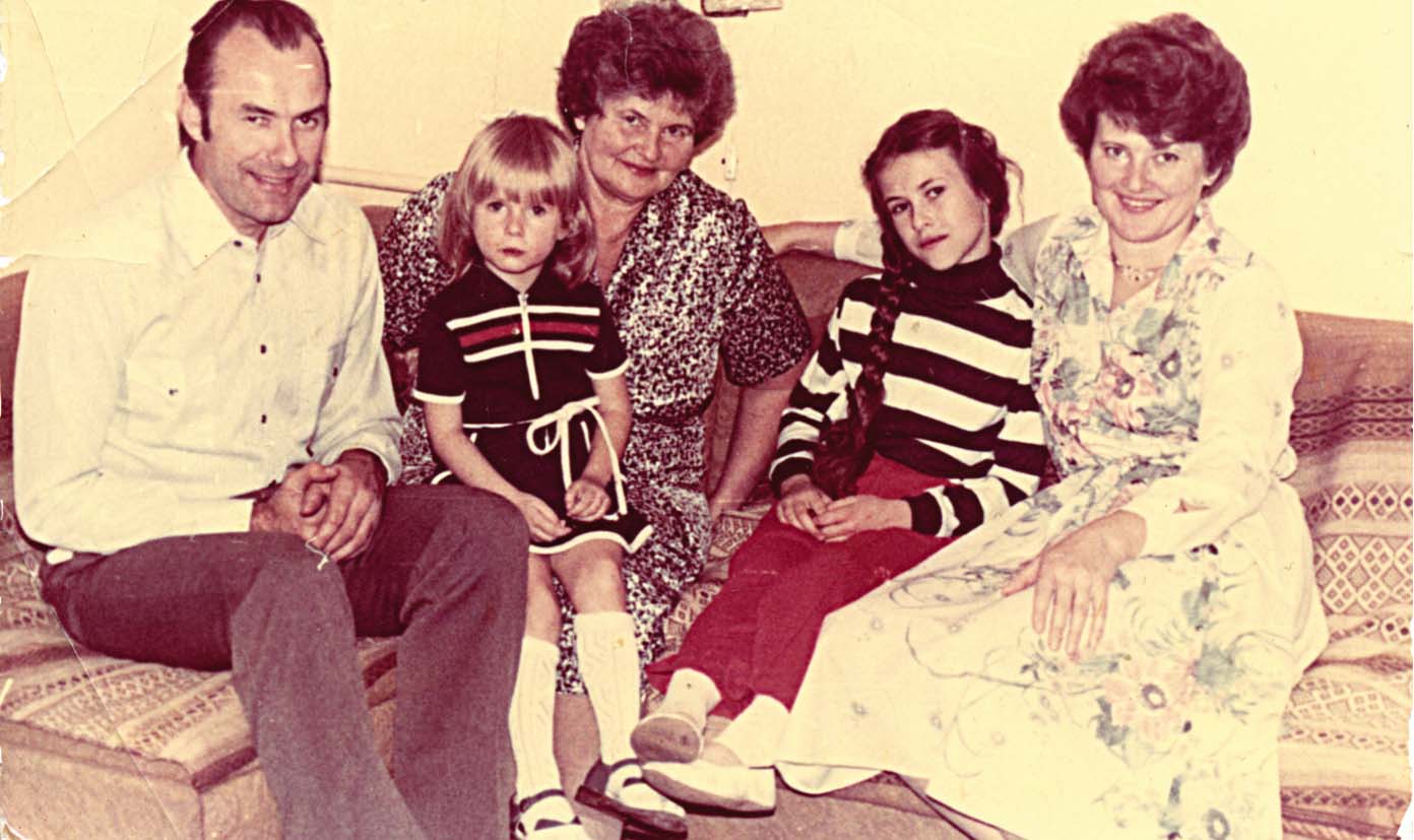 Pirms 25 gadiem – Ilva Duļevska ar vīru, meitām Janu un Ievu un savu mammu