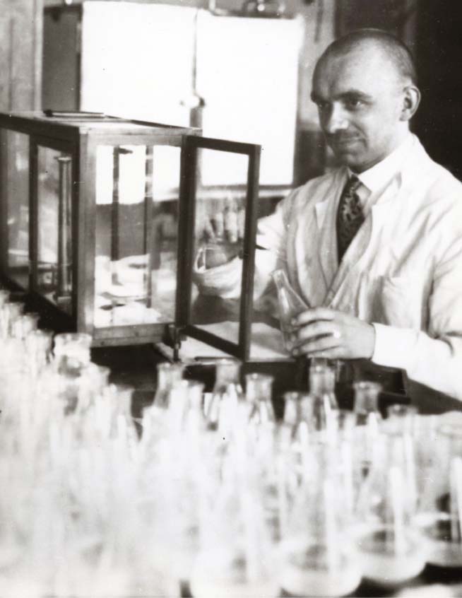 Kristaps Rudzītis darbā pie savas disertācijas tēmas izstrādes, ap 1931. gadu