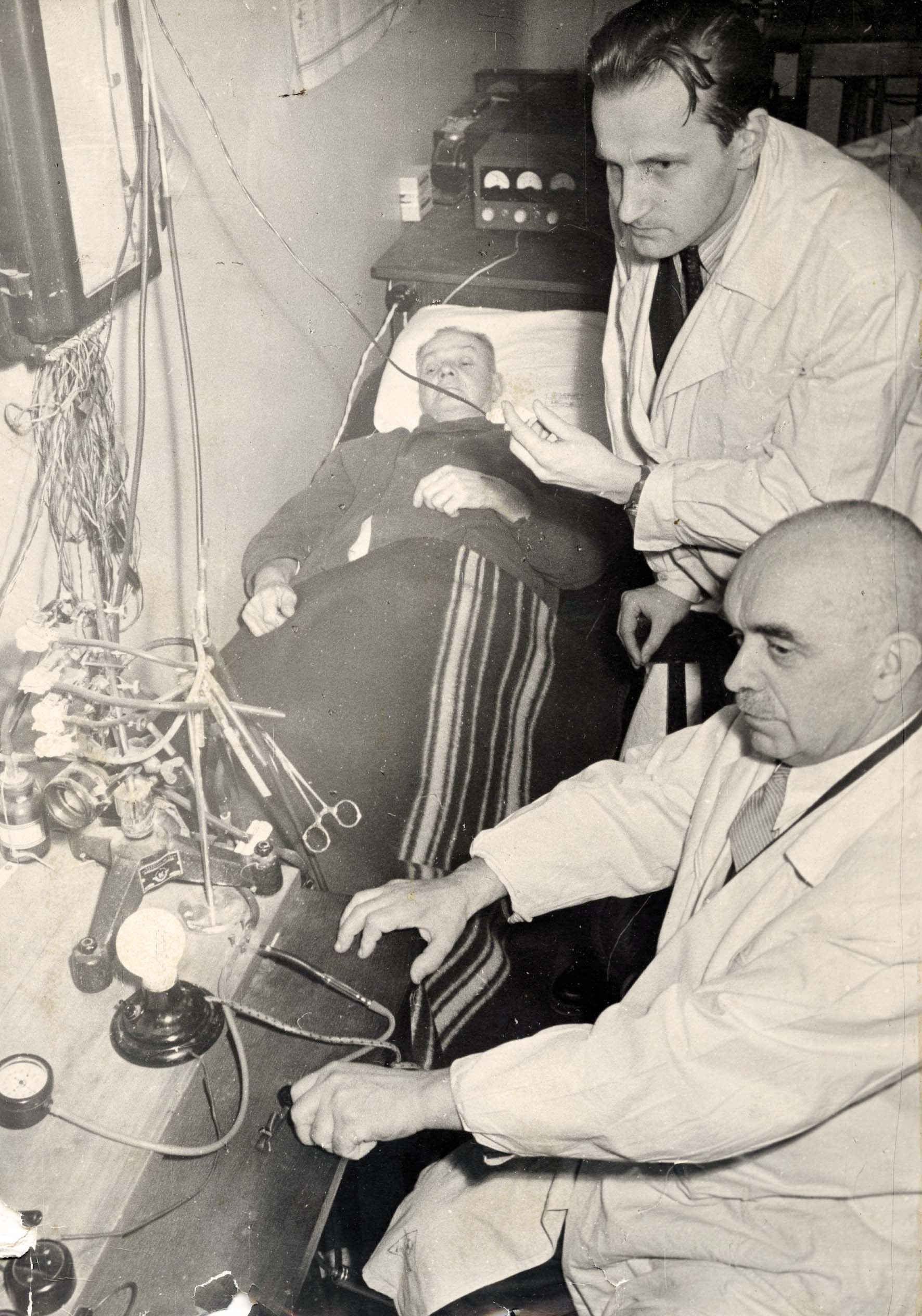 Kristaps Rudzītis ar kolēģi pie pacienta
