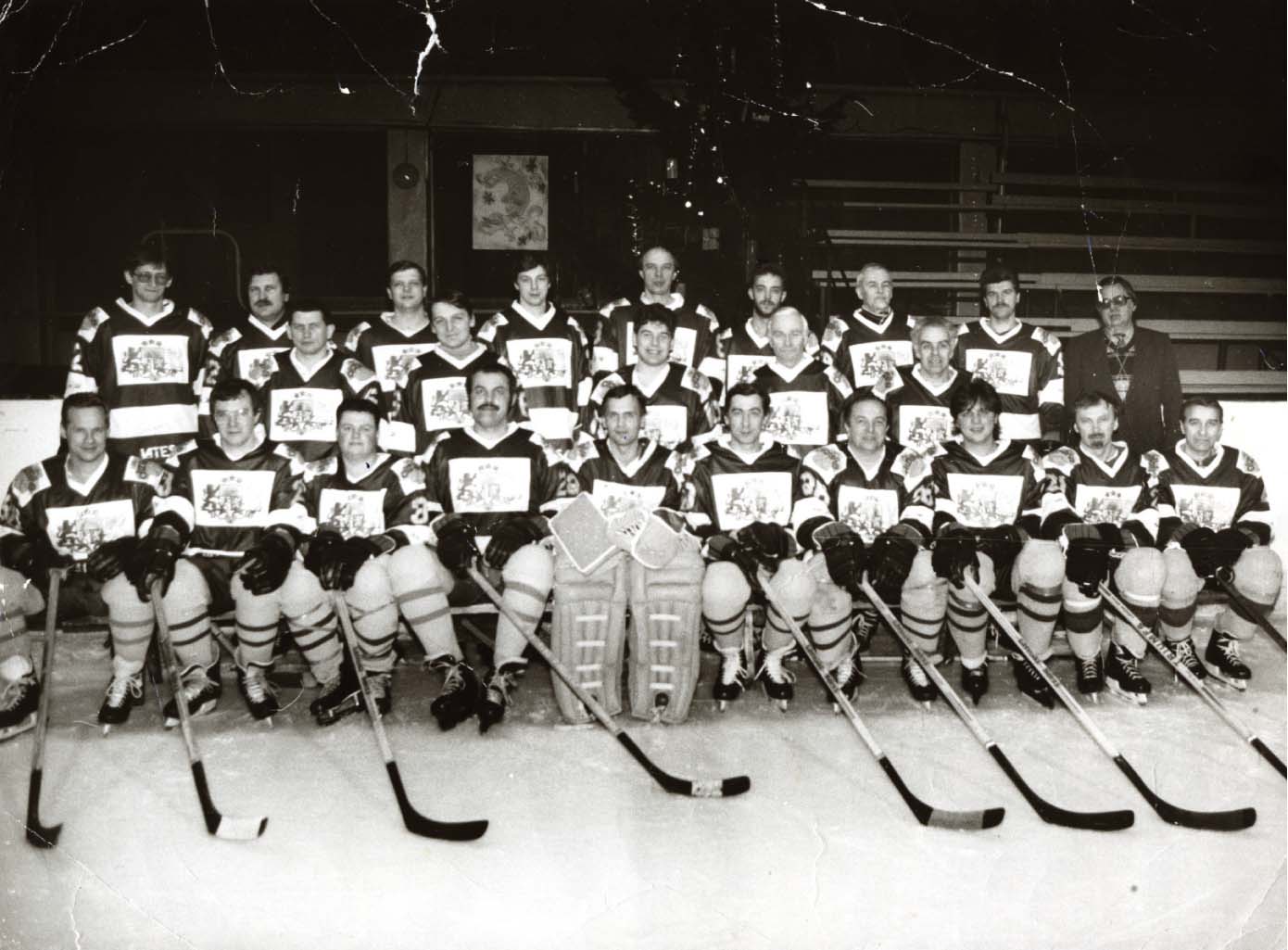 “Dikti jau patīk man hokejs. Mana hokeja komanda.” K. Bicāns pa labi no vārtsarga, 1990. gads