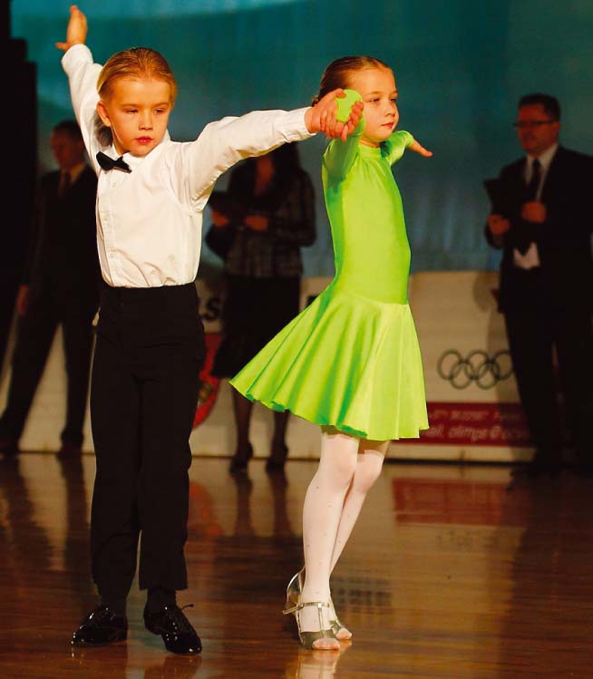 Daktera Brencēna iesāktās dejošanas tradīcijas turpina meita Līga Brigita un dēls Rinalds