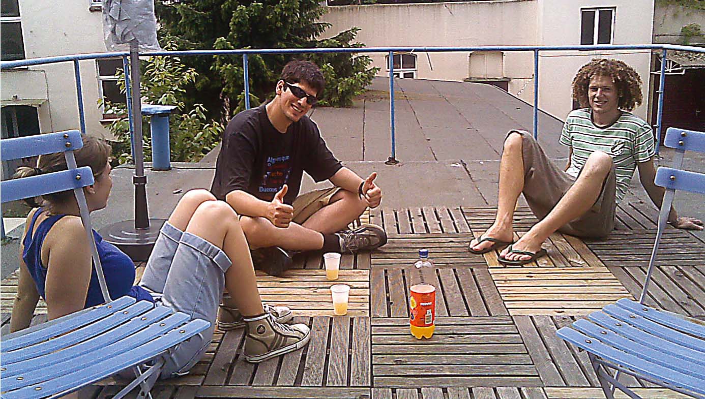 Atpūta uz portugāļa Andrē jaunā dzīvokļa ekstras – garāžās jumta. Pa labi Tims no Austrālijas, vidū Luiss Pablo no Čīles, pa kreisi Anna no Vācijas