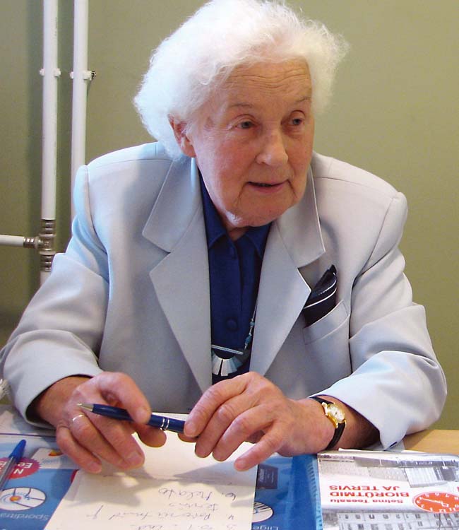 Diētas ārste Tartu universitātes prof. Selma Tēsalu gaida pacientu uz konsultāciju