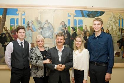 Mecenāti Boriss un Ināra Teterevi ar stipendiātiem Alekseju Zavorinu (no kreisās), Justīni Brūveri un Rihardu Bušu