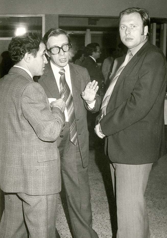 Trīs svarīgu cilvēku diskusija: (no kreisās) R. Rozentāls, PSRS galvenais nefrologs akadēmiķis Rjabovs un H. Čerņevskis