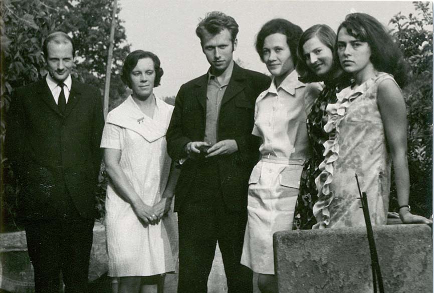Studiju biedri – vidū starp meitenēm H. Čerņevskis, kautrīgi maliņā – Jāzeps Keišs