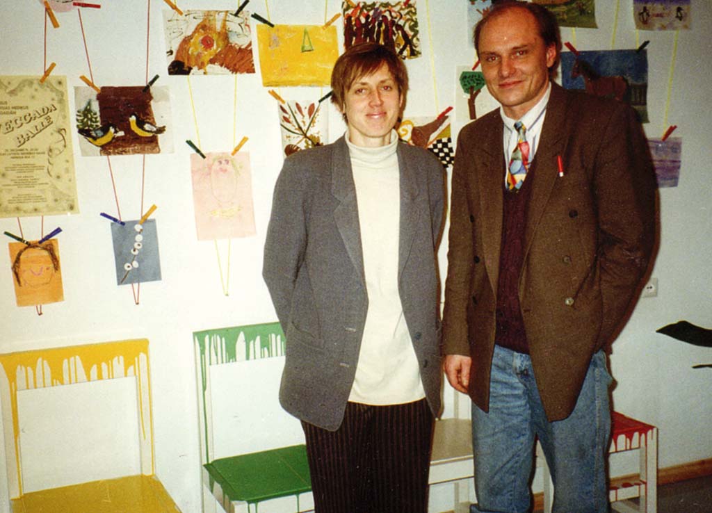 Ar sievu Inesi pirmajā Dr. V. Rudzīša prakses mājvietā Ziepniekkalnā, 1995. gads