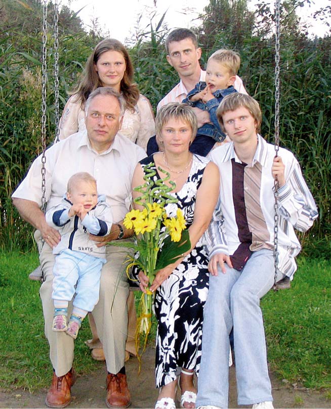 Ģimenes ielenkumā ar dzīvesbiedri, dēlu, meitu, znotu un mazbērniem