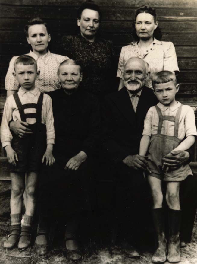 Pēckara laikam ļoti raksturīgs foto – „Mamma, viņas māsa, tante un vecmāmiņa  ar vectēvu, un es (pa kreisi) ar brāli”