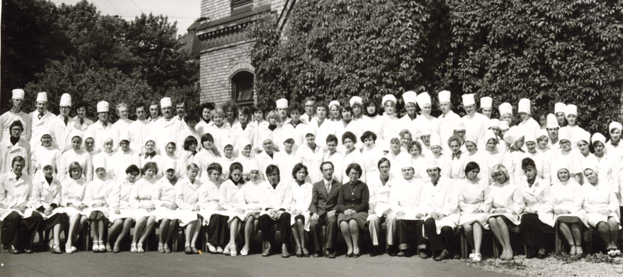 Rīgas Medicīnas institūta 6. kurss, 1978. gads. “Tie ir tikai krievu plūsmas studenti, starp viņiem arī mans nākamais vīrs – no kreisās puses 3. rindā pirmais. Liela daļa kursabiedru nestrādā medicīnā, daļa aizbraukusi uz Krieviju, Izraēlu.” Jeļena Derova