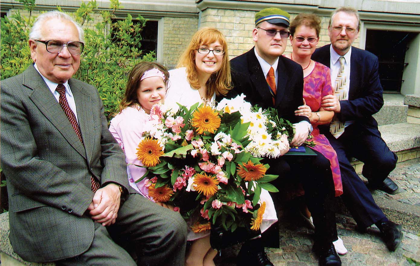 Baltiņu ģimene – (no kreisās) vīratēvs, Andra, Dagnija, Jurģis, Dace un vīrs Māris.  Vecāko bērnu izlaidumā, 2006. gads
