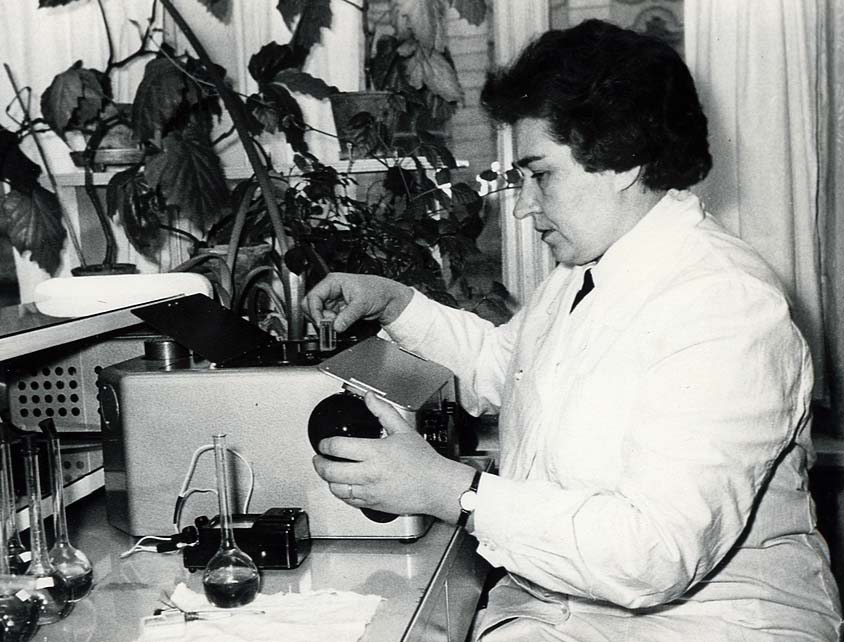 Darbs farmakognozijas laboratorijā.  1980. gads