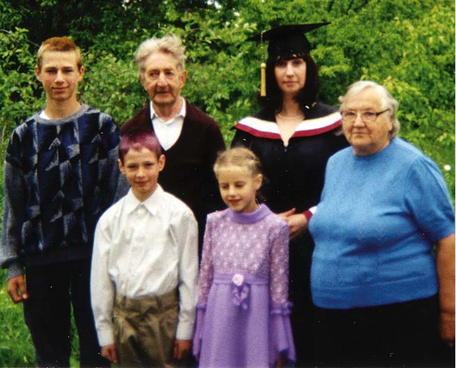 Pirms diploma saņemšanas RSU Farmācijas fakultātē kopā ar mammu, tēti un bērniem