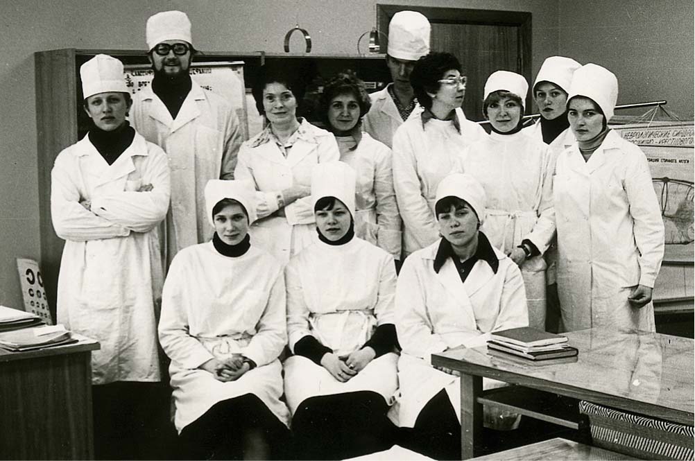 Elvīra Smeltere (otrajā rindā trešā no kreisās) ar saviem studentiem pirms 25 gadiem...