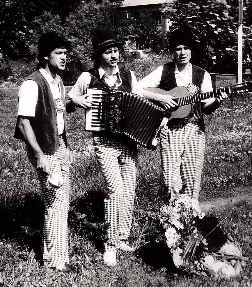 Andris, Egons Salmanis (akordeons), Māris Lāpāns (ģitāra) Balvu Tautas teātra sastāvā un Latvijas tautas teātru festivāla laikā Jelgavas tirgus laukumā dziedāja divas stundas neatkārtojot nevienu dziesmu, 1991. gadā