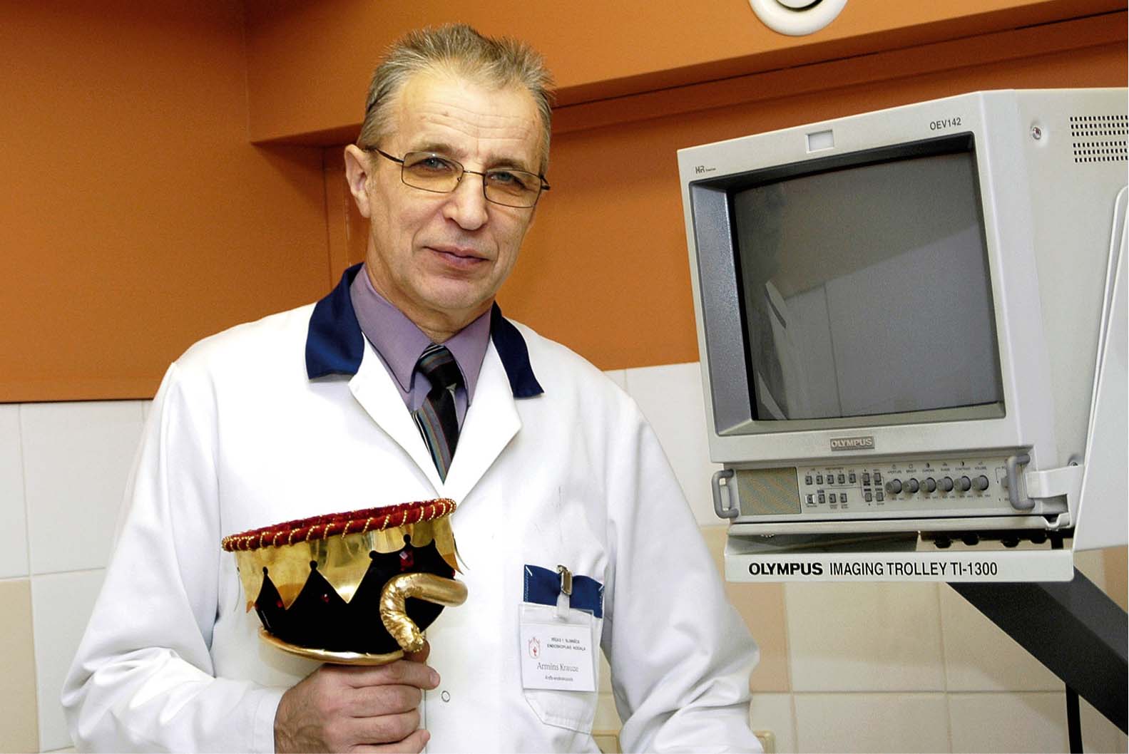 2006. gadā Rīgas 1. slimnīcas administrācija iedibinājusi balvu – Asklēpija kroni, ko piešķir par tādiem medicīniskiem sasniegumiem, rīcību, uzdrīkstēšanos, kas pārsniedz medicīniskās palīdzības sniegšanas ikdienas praksi un ir neordinārs (kuriozs) notiku