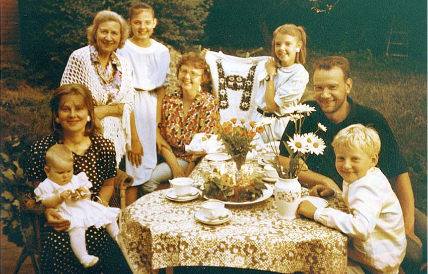 Ar bērniem un mazbērniem Kandavas Ozolāju dārzā 1993.gada vasarā. Otrais no labās – dēls Askolds, centrā – meita Ieva, kreisajā pusē pirmā – vedekla Iveta