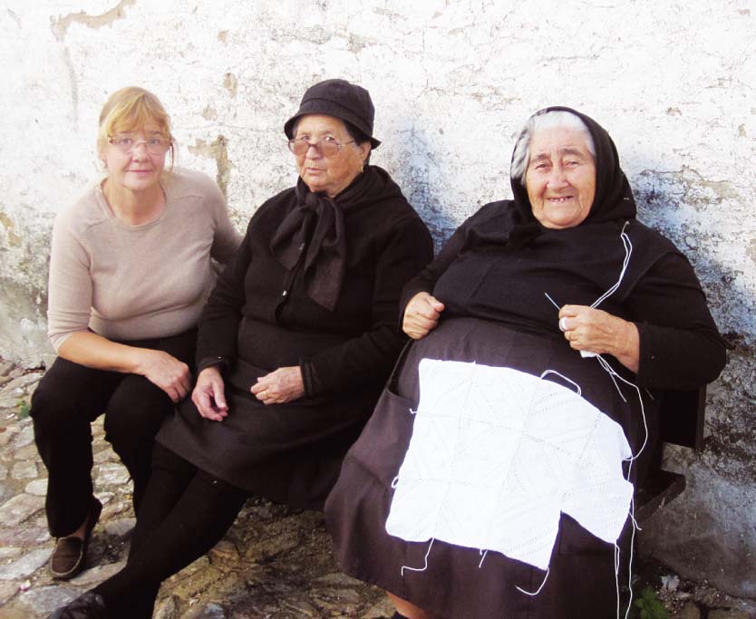 Melnā tērptās senjoras ir Lilitas pacientes, sastaptas ceļojumā pa mazajiem ciematiņiem Nizas pilsētas tuvumā
