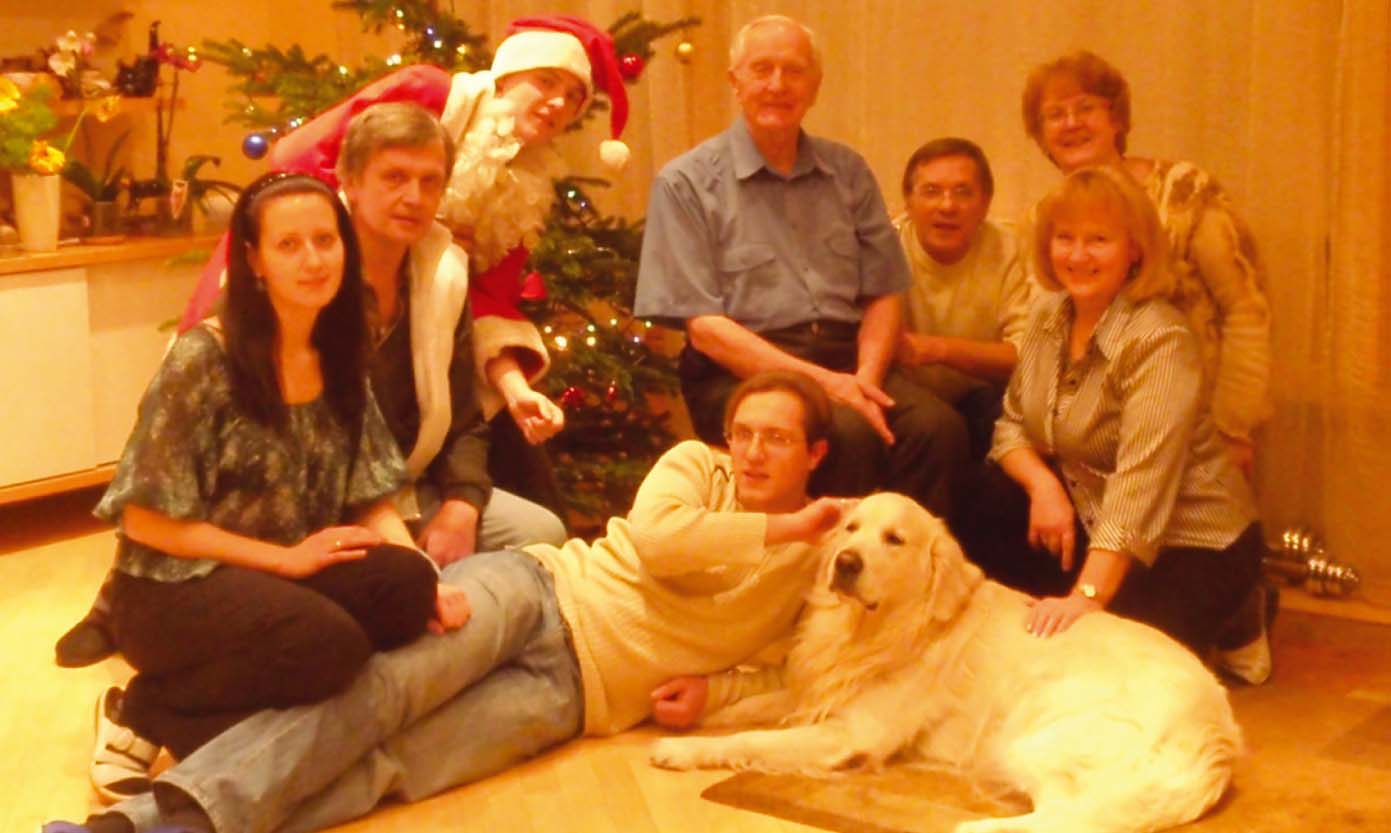 “Mūsu ģimenes Ziemassvētku bilde (paplašināta – ar vedekliņas vecākiem). Trīs jaunākie cilvēki ir divi mani dēli un vedekliņa”