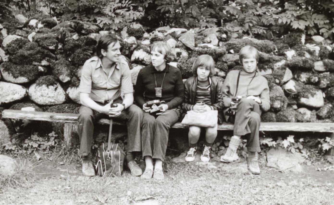 Ar vīru Andreju Ērgli un bērniem Janu un Andreju, Sāremā, 1975. gads