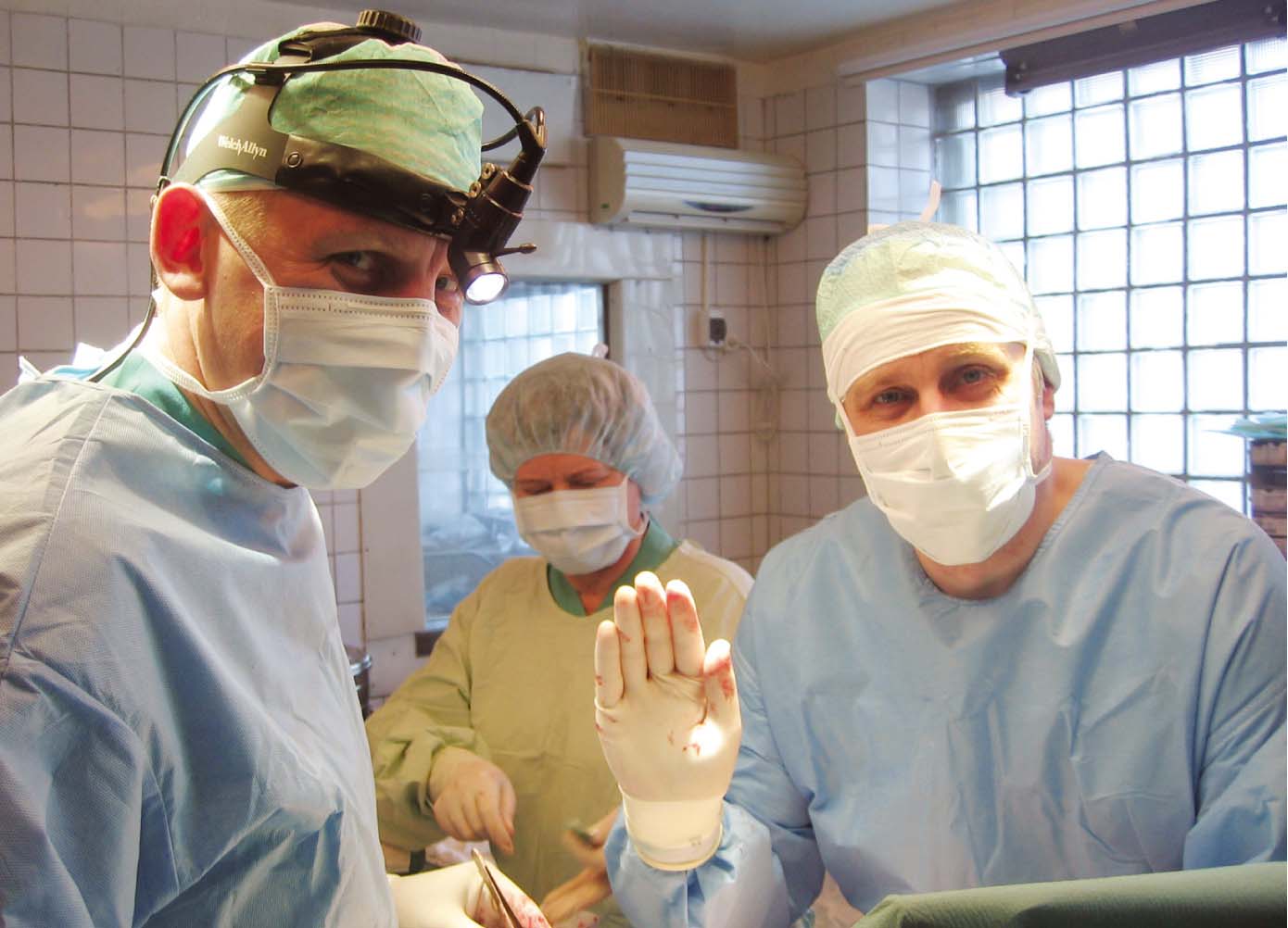 Operāciju zālē kopā ar torakālo ķirurgu Māri Apšvalku un operāciju māsu Gaidu Spravņiku