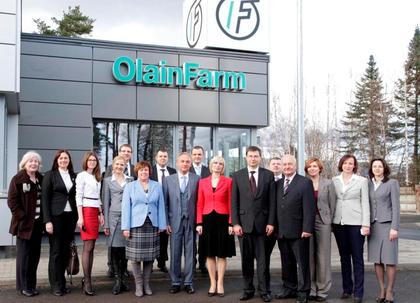 Kopīgs foto pēc premjera V. Dombrovska un citu Ministru kabineta pārstāvju vizītes AS &quot;Olainfarm&quot;