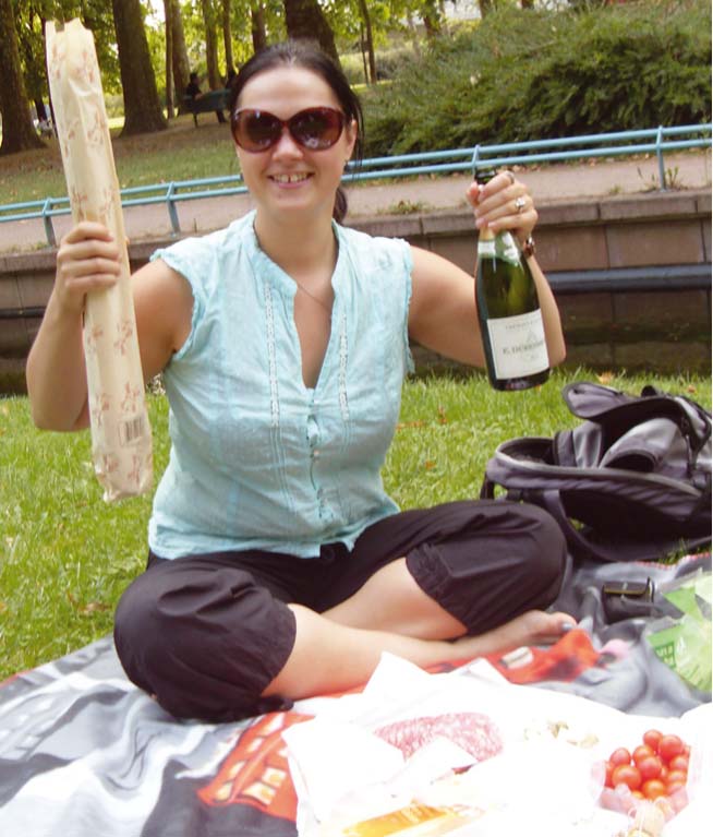 Pikniks parkā Reimsā ar tipisku franču pārtiku – bageti un šampanieti