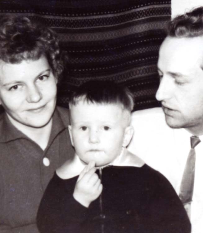 Mazais Ivars ar vecākiem