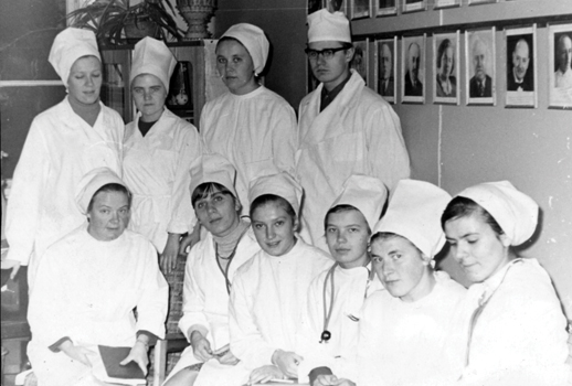 1972. gada Pediatrijas fakultātes izlaidums kādā studiju brīdī Bērnu slimnīcas vecajā auditorijā.  Biruta augšējā rindā pirmā no kreisās kopā ar savu grupu