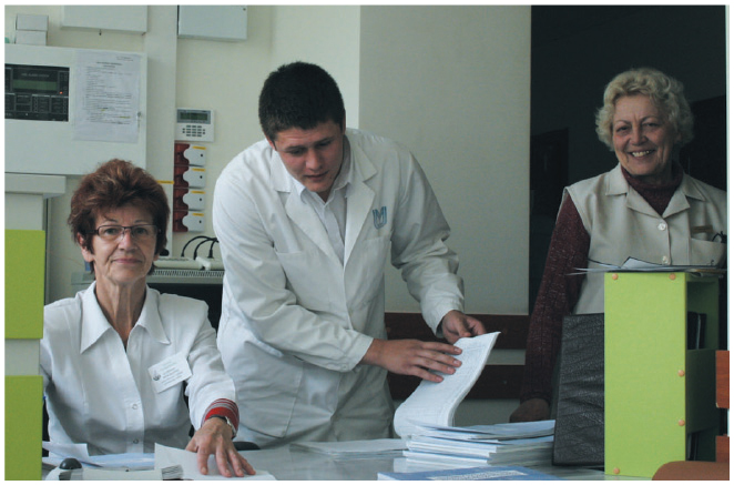 Uzņemšanas nodaļa. Garīgās veselības aprūpes māsa Tamāra Indriksone (no kreisās),  māsas palīga pienākumu izpildītājs Elvis Upenieks un Alla Masļeņņikova