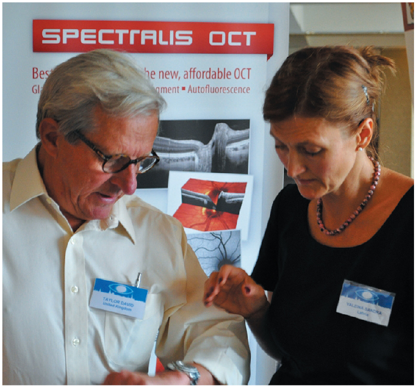 Sandra Valeiņa ar prof. Deividu Teiloru, kas tiek uzskatīts par “pirmo raketi” pediatrijas oftalmoloģijā