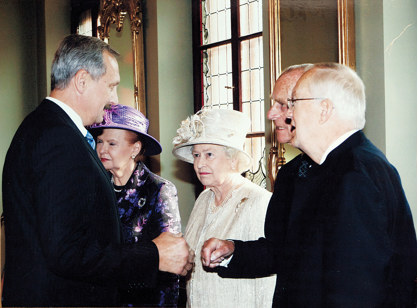Lielbritānijas karalienes Elizabetes II vizītes laikā Latvijā 2006. gadā. Tolaik Viesturs Šiliņš darbojās lielajā politikā. “No politikas cilvēkiem man patīk britu karaļpāris – augsti inteliģenta ģimene”.