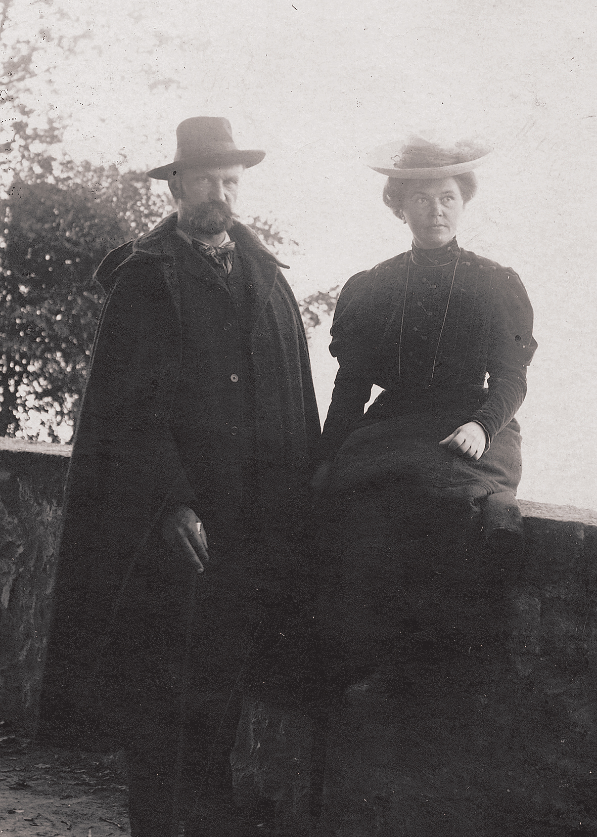 Aspazija un Rainis pastaigā pa Kastaņolas apkaimi (1907). Autors nezināms.  Rakstniecības un mūzikas muzejs, inv. Nr. 20206.