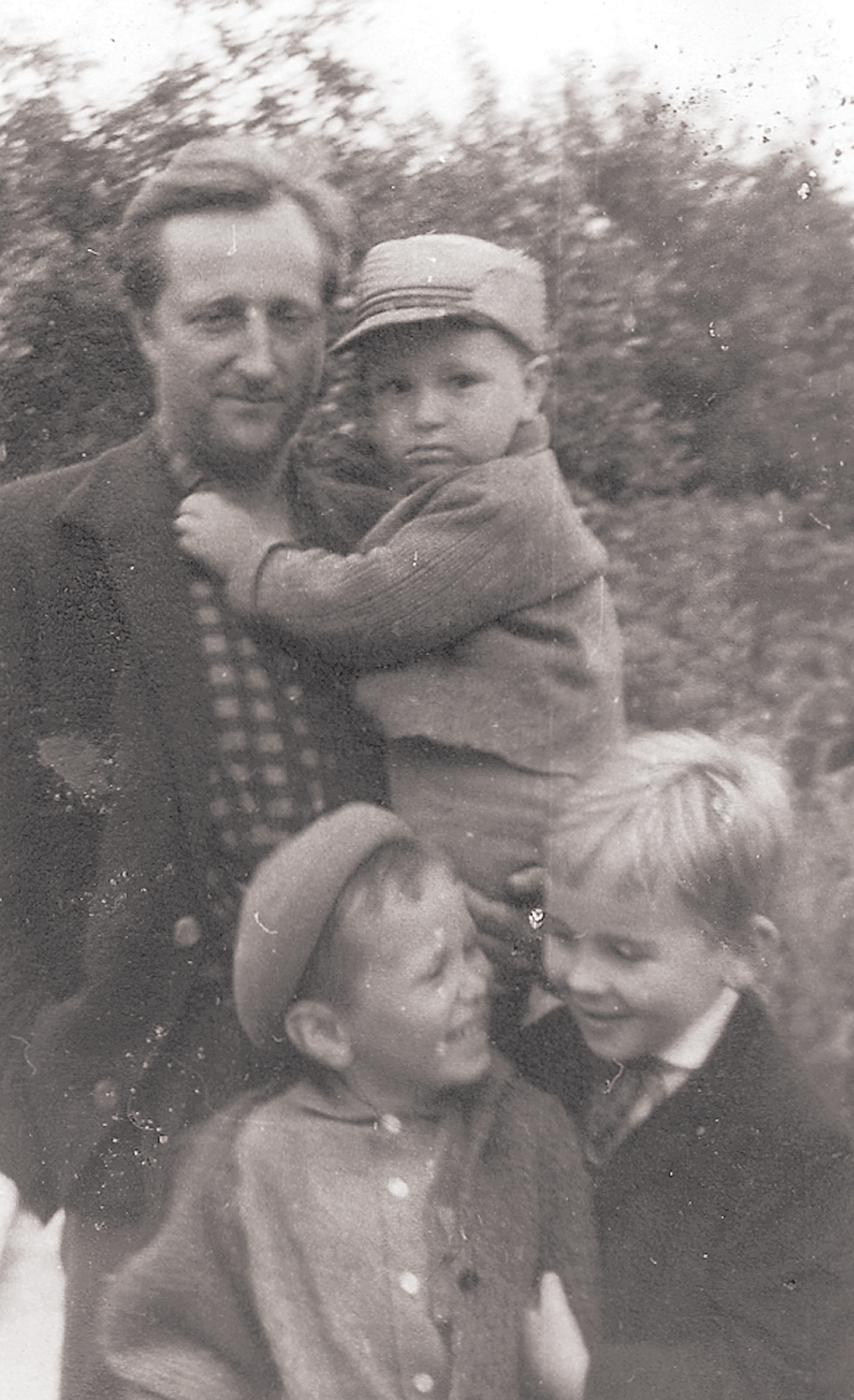 Tētim uz rokas mazais brālis Jānis, (priekšplānā) ar cepurīti Andris Jumtiņš, blakus draugs – tagad advokāts – Uldis Cakars.